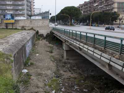 ...e grazie a uno scalino di cemento che abbassa il solco di qualche metro, si "getta" letteralmente sotto un ponticello che interseca via Caldarola